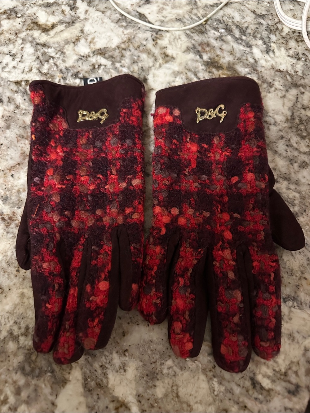 D&G Women's Red and Burgundy Patterned Knit Gloves